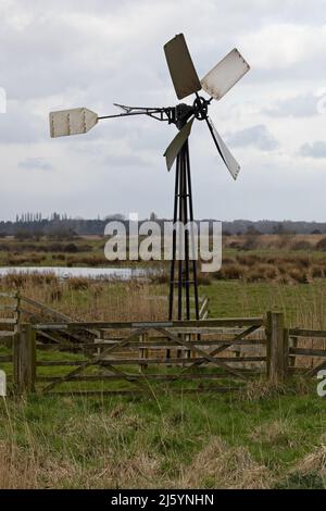 Old Wind Turbine Upton Marsh Norfolk GB UK Abril de 2022 Foto de stock