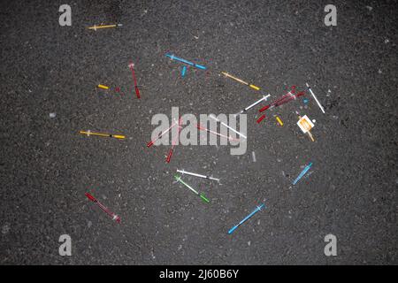 Una carga de agujas de drogas coloridas encontradas en la calle en Exeter, Devon, Reino Unido. Foto de stock