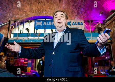 El líder del partido Alba, Alex Salmond, lidera el lanzamiento del libro de Alba Wee Alba en Leith Arches con los posibles consejeros en Edimburgo. Crédito: Euan Cherry Foto de stock