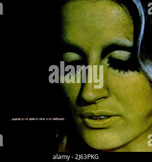 Mina - portada original del álbum de vinilo - Quando tu mi spiavi in cima a un batticuore - 1970 Foto de stock