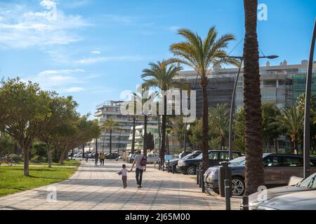 Ibiza, España : 2022 Abril 18: Gente en Marina de Botafoc en la ciudad de Eivissa en la isla de Ibiza en España en el verano de 2022. Foto de stock