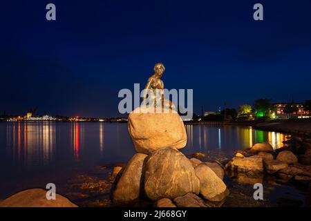 Vista nocturna de la estatua de la Sirenita (en danés: Den lille Havfrue) en Copenhague, Dinamarca Foto de stock