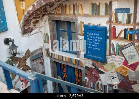 Oia, Grecia - 11 de mayo de 2021 : La entrada de una librería tradicional en la pintoresca zona de Oia en Santorini Foto de stock