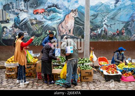 Gente Compras de alimentos en un mercado al aire libre de frutas y verduras en la calle, Cusco, Provincia de Cusco, Perú. Foto de stock