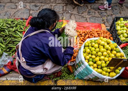 Gente local que vende frutas y verduras frescas en un mercado callejero en Cusco, Provincia de Cusco, Perú. Foto de stock
