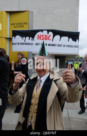 Londres, Reino Unido. 29 de Abr de 2022. Extinction Rebellion (XR) Los miembros protestan contra la inversión en combustibles fósiles por parte de HSBC fuera de la reunión general anual (AGM) del banco en el centro Southbank. Crédito: Dan Pearson/Alamy Live News