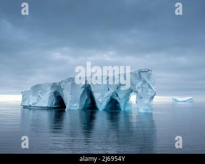 Grandes icebergs flotando en el Mar de Bellingshausen, Antártida, regiones polares Foto de stock