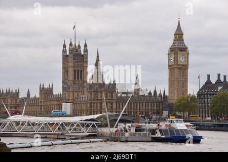 Londres, Reino Unido. 29th de abril de 2022. Las Cámaras del Parlamento, el Big Ben y el río Támesis en un día nublado. Crédito: Vuk Valcic/Alamy Live News Foto de stock