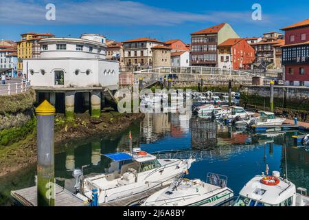 Llanes, Asturias, España, 24 de julio de 2021. Puerto de la ciudad de Llanes en el mar Cantábrico, en Asturias.