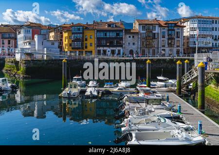 Llanes, Asturias, España, 24 de julio de 2021. Puerto de la ciudad de Llanes en el mar Cantábrico, en Asturias.