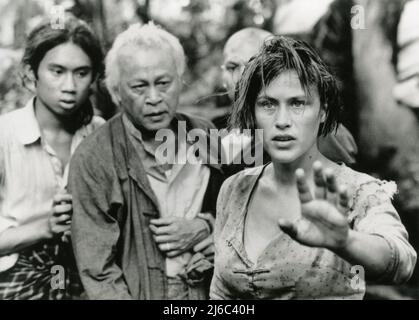 La actriz estadounidense Patricia Arquette y el actor U Aung Ko en la película Beyond Rangún, EE.UU. 1995 Foto de stock