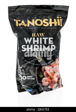 Winneconne, WI -23 de abril de 2022: Un paquete de camarones blancos Tanoshii crudos sobre un fondo aislado Foto de stock