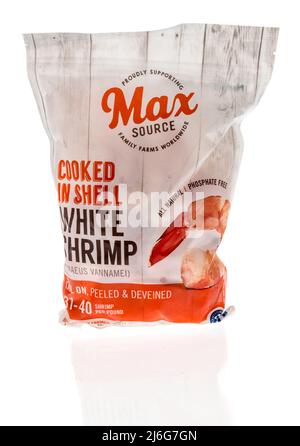 Winneconne, WI -23 de abril de 2022: Un paquete de camarones cocidos de fuente máxima sobre un fondo aislado Foto de stock