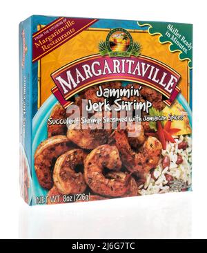 Winneconne, WI -23 de abril de 2022: Un paquete de Margaritaville jammin jirk camarón sobre un fondo aislado Foto de stock