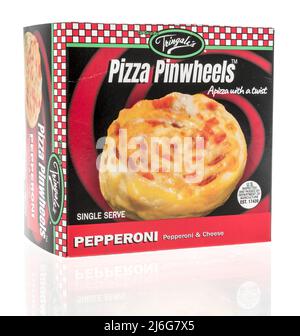 Winneconne, WI -23 de abril de 2022: Un paquete de Tringales pizza pinwheels pepperoni sobre un fondo aislado Foto de stock