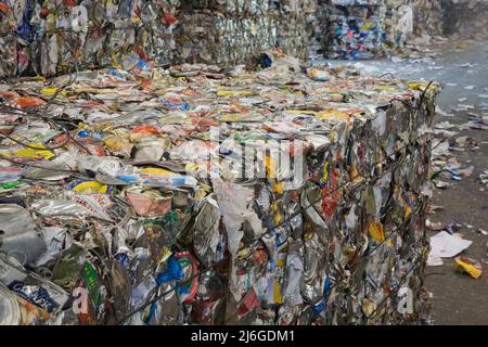 Pacas de latas y contenedores de aluminio reciclables en el centro de clasificación de Quebec, Canadá Foto de stock