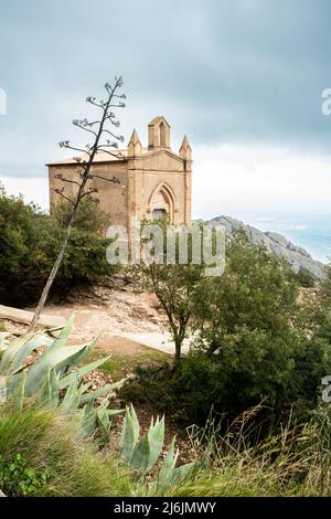 Capilla de Santa Juana sobre Monserrat en las montañas de Cataluña en España Foto de stock