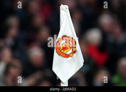 Vista general de una bandera de esquina durante el partido de la Premier League en Old Trafford, Manchester. Fecha de la foto: Lunes 2 de mayo de 2022. Foto de stock