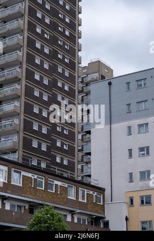 Edificios de la torre de viviendas sociales en la zona fronteriza de Whitechapel / Shadwell el 27th de abril de 2022 en Londres, Reino Unido. Los estados del consejo como este son muy comunes en toda la capital, y en particular en áreas como Tower Hamlets, que es la zona más densamente poblada de Londres. Foto de stock