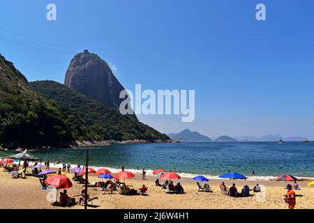 RÍO DE JANEIRO, BRASIL - 16 DE MARZO de 2022: La gente disfruta del día en 'Praia Vermelha' (Red Beach) Foto de stock