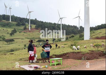 KENIA, Nairobi, Ngong Hills, central eólica de 25,5 MW con turbinas eólicas Gamesa, propiedad y operada por KENGEN Kenya Electricity Generating Company, Gamesa es parte de la compañía Siemens Gamesa Renewable Energy / KENIA, Ngong Hills Windpark, Betreiber KenGen Kenya Electricity Generating Company mit Gamesa Windkraftanlagen Foto de stock