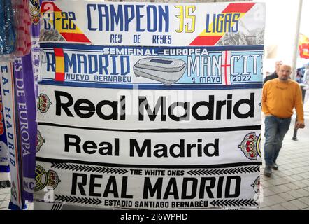 Bufandas del Real Madrid a la venta fuera del Santiago Bernabeu antes el  partido Fotografía de stock - Alamy