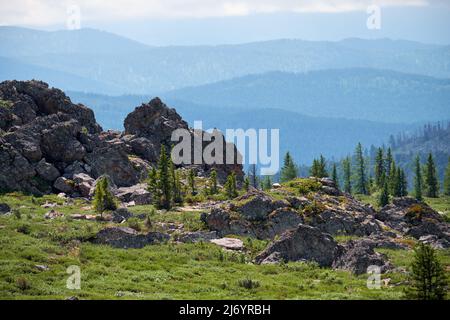 Acantilados de piedra en la ladera de la montaña. Cordillera Seminsky en Altai, Siberia. Foto de stock