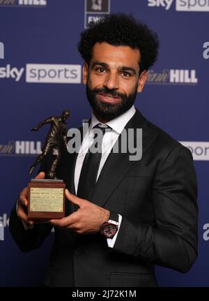 Mohamed Salah, de Liverpool, se presenta con el premio al jugador del