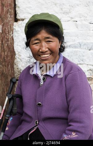 Mujer tibetana frente a un temle en Sichuan Foto de stock