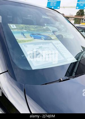 Vendenheim, Francia - 14 de noviembre de 2021: Precio etiqueta para el nuevo híbrido BMW X5 coche usado visto otuddor el concesionario Foto de stock