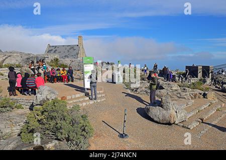 Turistas en la meseta de la Montaña de la Mesa, Sudáfrica, Cabo Occidental, Ciudad del Cabo