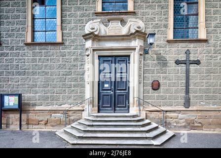 Iglesia parroquial de San Miguel, portal, entrada, fachada de la casa, otoño, Zeil am Main, Franconia, Baviera, Alemania, Europa Foto de stock
