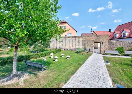 Muro de la ciudad del sur, jardines de fosos, fortificación de la ciudad, Mainbernheim, Franconia, Baviera, Alemania, Europa Foto de stock