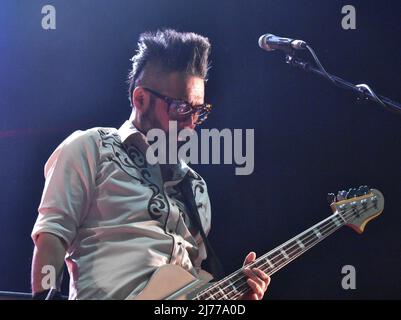 Cantante Taka Hirose De La Banda Feeder En Un Disco De Londres Firma Fotografia De Stock Alamy