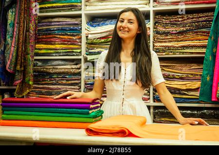 negocio señora dueño de la tienda cashmere yak lana shawls.female vendedor en goa india Foto de stock