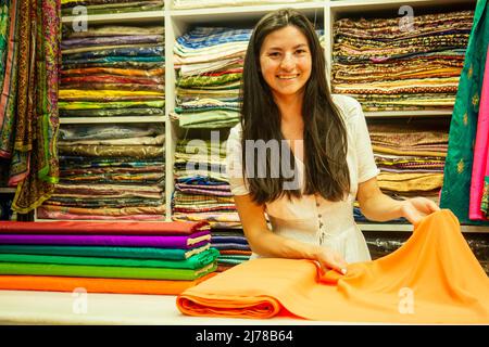 negocio señora dueño de la tienda cashmere yak lana shawls.female vendedor en goa india Foto de stock