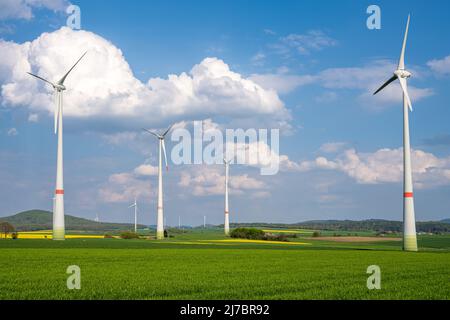 Aerogeneradores en un hermoso paisaje rural en Alemania Foto de stock
