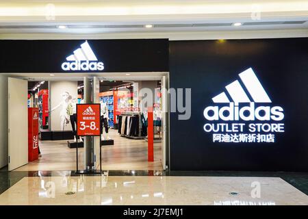 vapor Leia comienzo La tienda Adidas Outlet está abierta en Changzhou. (Foto de Sheldon Cooper  / SOPA Images/Sipa USA Fotografía de stock - Alamy