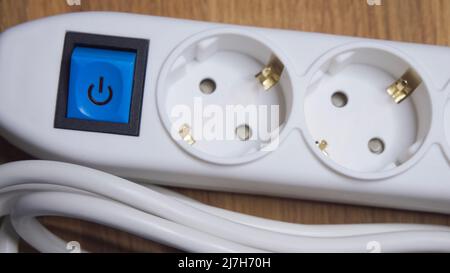 Viejo y polvo de interruptores y enchufes de electricidad con el cable en  el grunge pared azul Fotografía de stock - Alamy