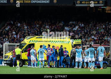 Barcelona, España. 10/05/2022, , Ronald Araujo del FC Barcelona recibe asistencia de una ambulancia durante el partido de Liga entre el FC Barcelona y el Real Celta de Vigoat Camp Nou en Barcelona, España.