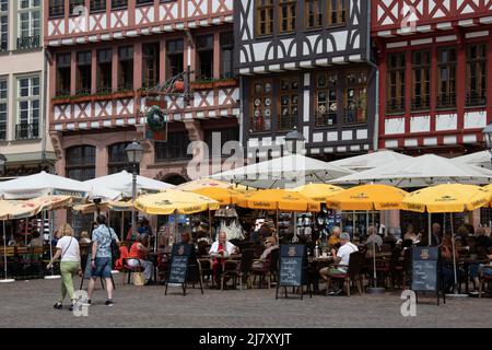 Asientos al aire libre en los restaurantes de Römerberg, una histórica plaza del mercado, Frankfurt, Alemania Foto de stock