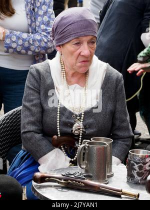 Mujer pirata disfraz. Mujer mayor vestida como pirata en un evento benéfico  de recaudación de fondos callejeros en ayuda de la investigación del  cáncer. Inglaterra Reino Unido Fotografía de stock - Alamy