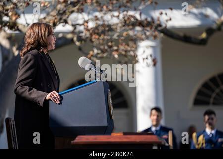 Kamala Harris, Vicepresidenta de los Estados Unidos, pronuncia comentarios durante la ceremonia de firma de la Ley de Lucha contra el Líncheo Emmett Till, 55, en el Jardín de Rosas de la Casa Blanca, 29 de marzo de 2022, en Washington, D.C.