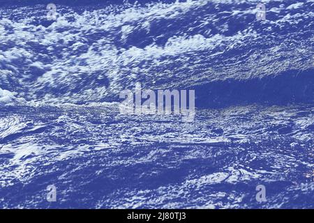 Agua con gas azul en una botella de plástico aislado sobre fondo blanco.  2523785 Foto de stock en Vecteezy