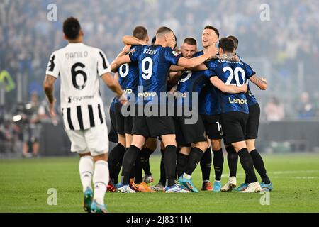 Roma, Italia, 11 de mayo de 2022, los jugadores de Internazionale jubilates después de marcar el gol 0-1 en el minuto 07th durante el partido de fútbol, Stadio Olimpico, Juventus v Internazionale, 11 de mayo de 2022 (Foto de AllShotLive/Sipa USA)