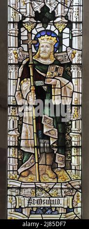 Vidrieras de Percy Bacon & Brothers que representan a San Oswald, Rey de Northumbria, Iglesia de Todos los Santos, Evesham