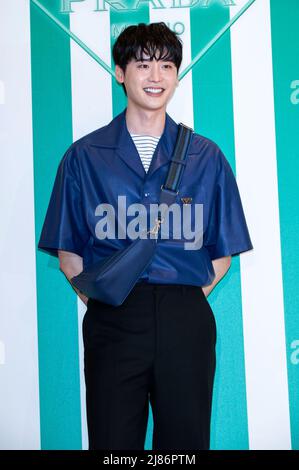 13 de mayo de 2022 - Seúl, Corea del Sur : El actor surcoreano Lee Jong-suk, asiste a una llamada de fotos para la tienda interactiva exclusiva Prada Tropico abierta en Seúl, Corea del Sur el 13 de mayo de 2022. (Foto: Lee Young-ho/Sipa USA) Foto de stock