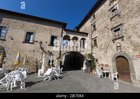 Filletto, Italia - 14 de agosto de 2020: Vista de la plaza medieval en Filletto Foto de stock