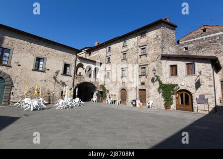Filletto, Italia - 14 de agosto de 2020: Vista de la plaza medieval en Filletto Foto de stock