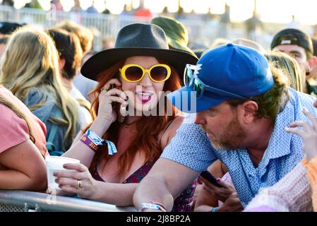 Redondo Beach, California, Estados Unidos. 14th de mayo de 2022. Feliz multitud en el día 2 del festival DE LA VIDA DE LA PLAYA. Crédito: Ken Howard/Alamy Live News Foto de stock